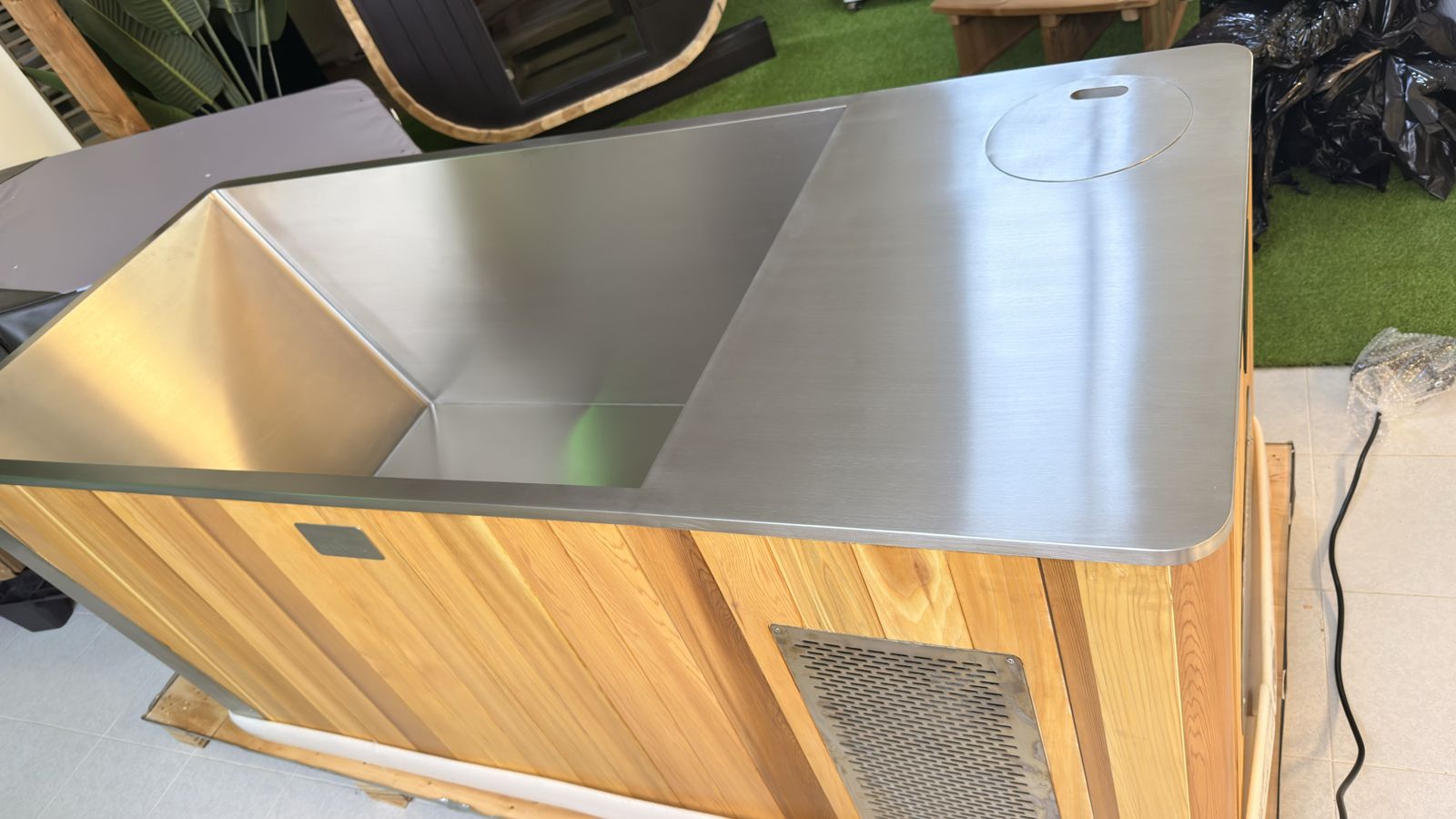 Professional cedar ice bath with stainless steel top