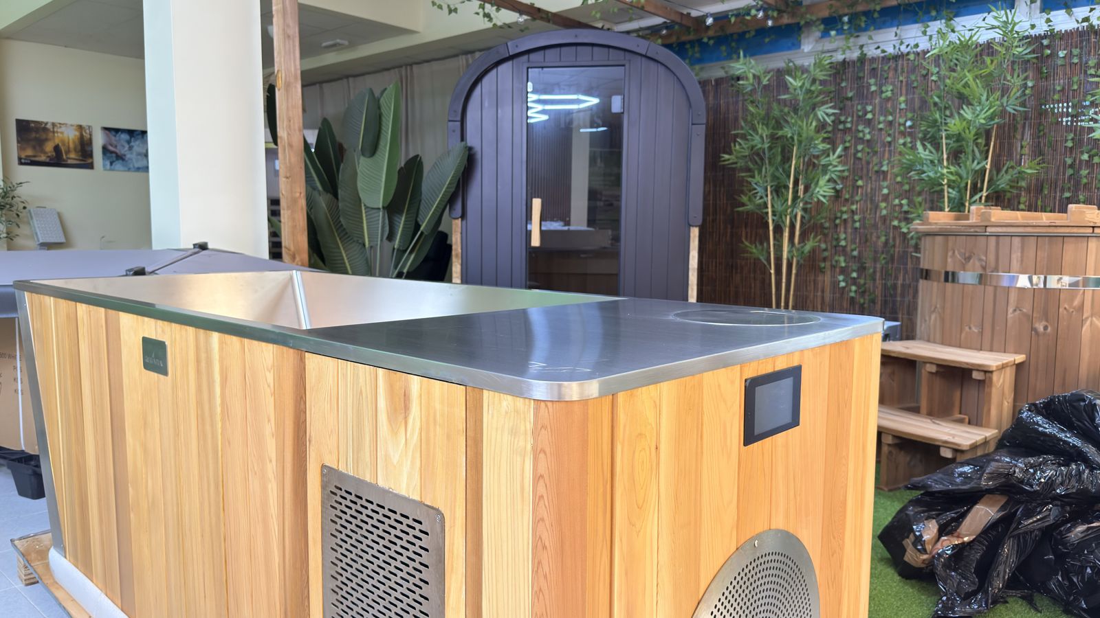 RekoVital showroom in Palma — cold plunge and barrel sauna